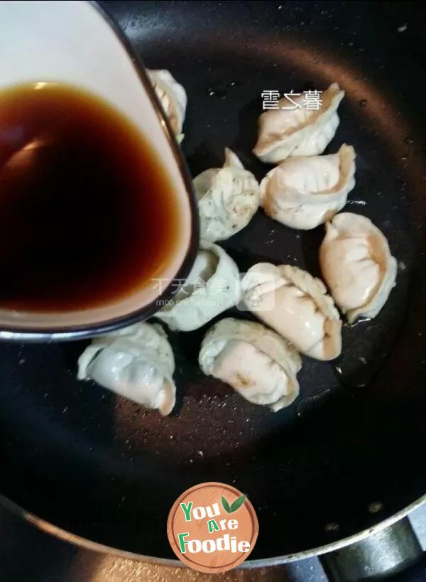 Fried and frozen mushroom dumplings