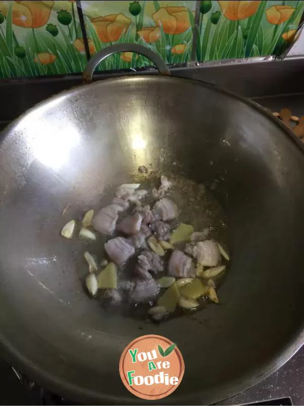 Fried vermicelli with cabbage and streaky pork