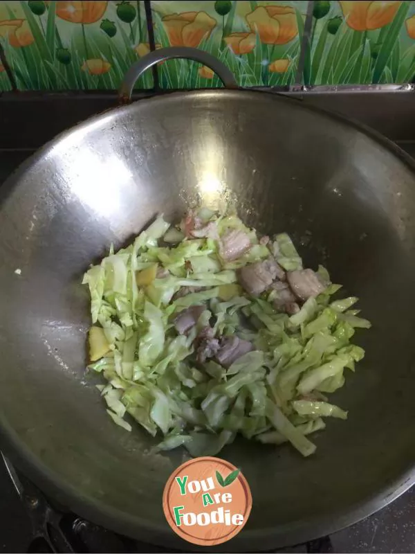 Fried vermicelli with cabbage and streaky pork