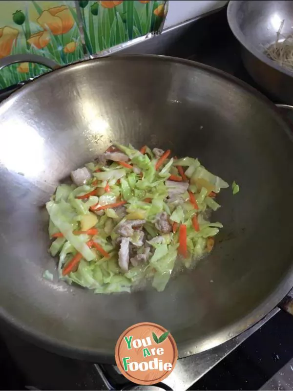 Fried vermicelli with cabbage and streaky pork