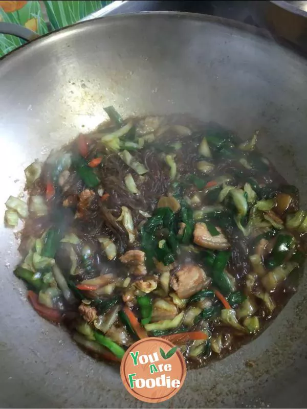 Fried vermicelli with cabbage and streaky pork