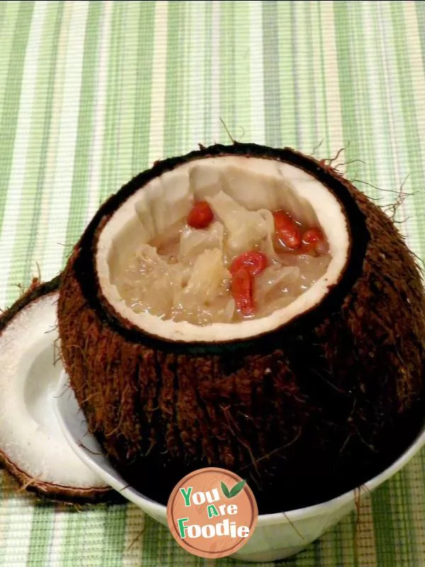 Stewed-coconut-with-medlar-and-snow-fungus