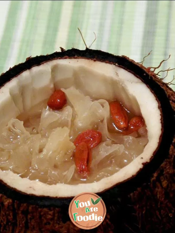 Stewed coconut with medlar and snow fungus