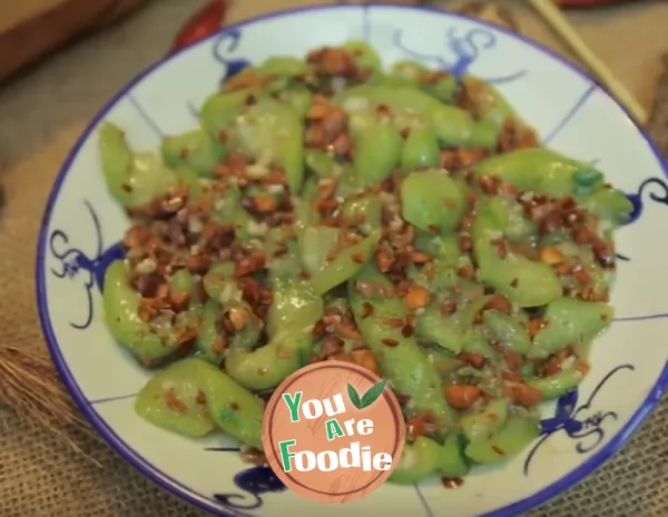 Chaoyin-Chaoren:-Braised-loofah-with-peanuts