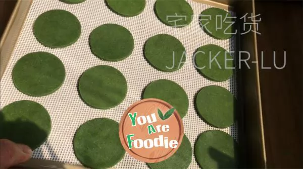 Matcha chocolate sandwich biscuit has a crispy taste, with a delicate and smooth filling that leaves a lasting aftertaste.