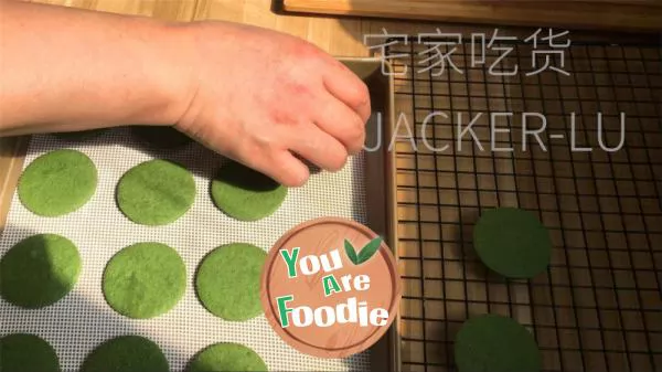 Matcha chocolate sandwich biscuit has a crispy taste, with a delicate and smooth filling that leaves a lasting aftertaste.