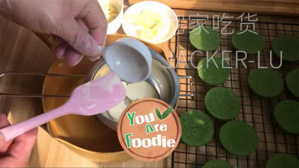 Matcha chocolate sandwich biscuit has a crispy taste, with a delicate and smooth filling that leaves a lasting aftertaste.