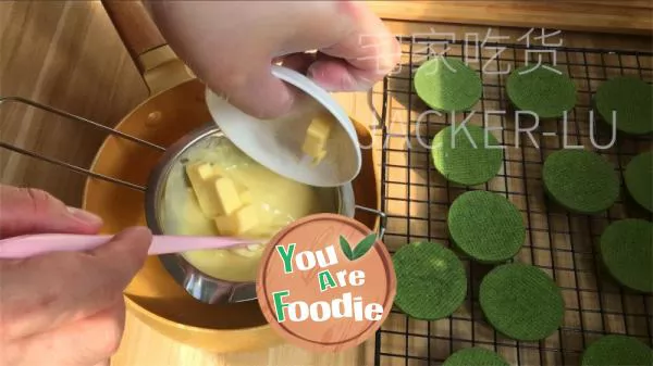 Matcha chocolate sandwich biscuit has a crispy taste, with a delicate and smooth filling that leaves a lasting aftertaste.