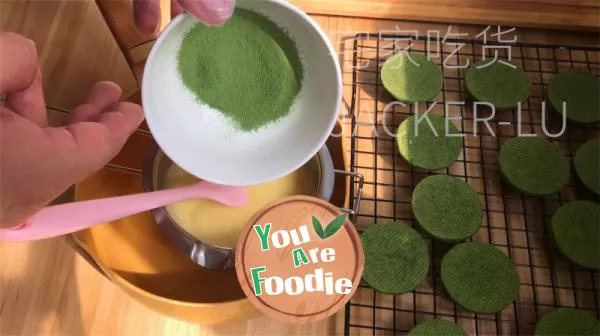 Matcha chocolate sandwich biscuit has a crispy taste, with a delicate and smooth filling that leaves a lasting aftertaste.