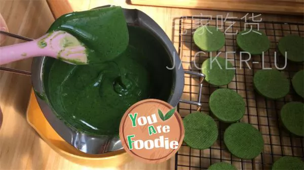 Matcha chocolate sandwich biscuit has a crispy taste, with a delicate and smooth filling that leaves a lasting aftertaste.