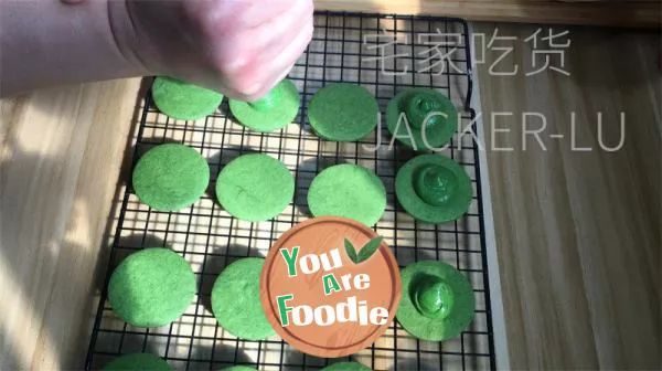 Matcha chocolate sandwich biscuit has a crispy taste, with a delicate and smooth filling that leaves a lasting aftertaste.