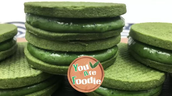 Matcha chocolate sandwich biscuit has a crispy taste, with a delicate and smooth filling that leaves a lasting aftertaste.