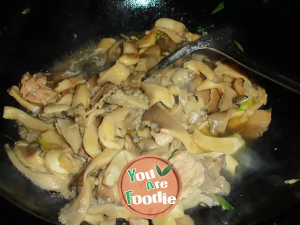 Fried sliced meat with fresh mushrooms