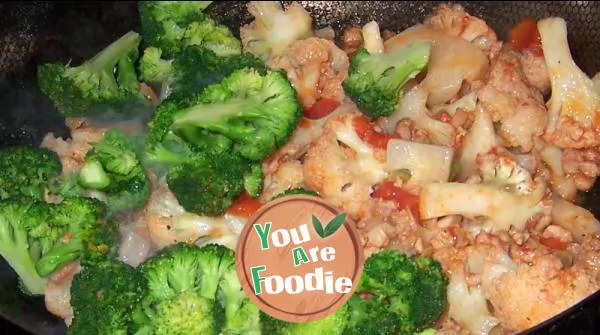 Fried double flowers with minced tomato and meat