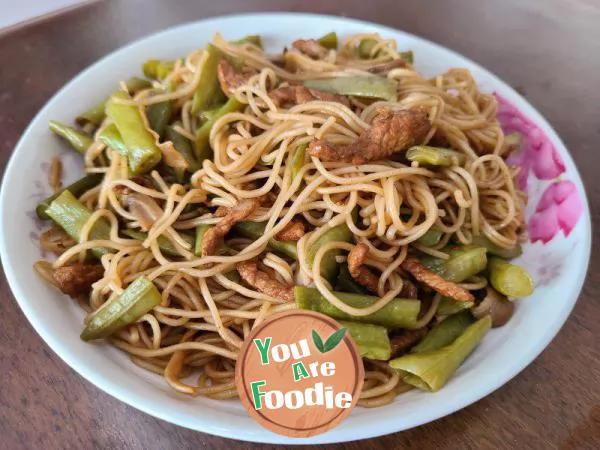 Cowpea, lettuce, dried shredded meat braised noodles