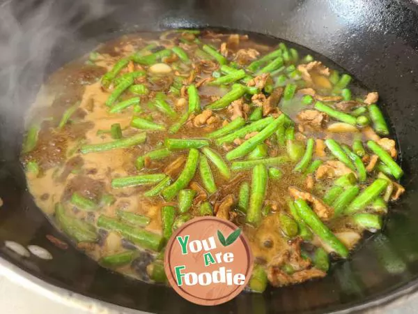 Cowpea, lettuce, dried shredded meat braised noodles