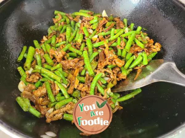 Cowpea, lettuce, dried shredded meat braised noodles