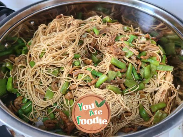 Cowpea, lettuce, dried shredded meat braised noodles