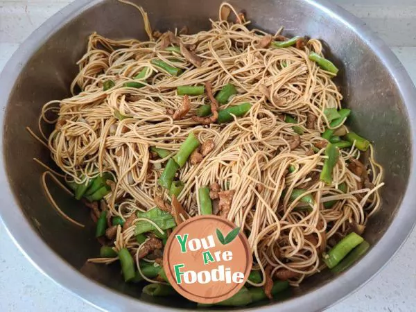 Cowpea, lettuce, dried shredded meat braised noodles