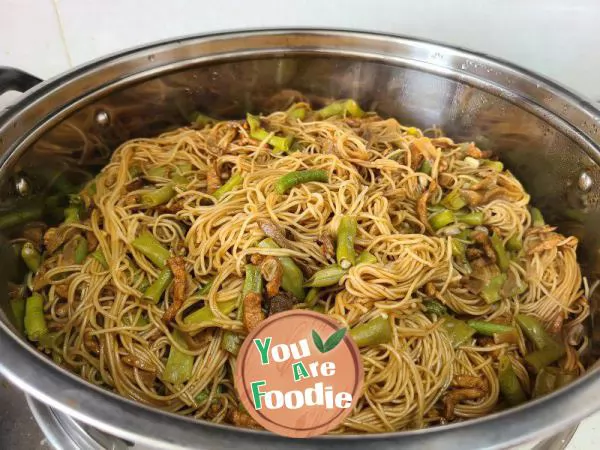 Cowpea, lettuce, dried shredded meat braised noodles