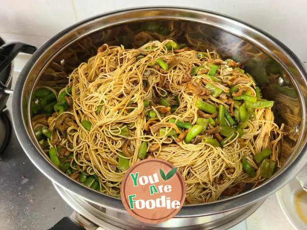 Cowpea, lettuce, dried shredded meat braised noodles