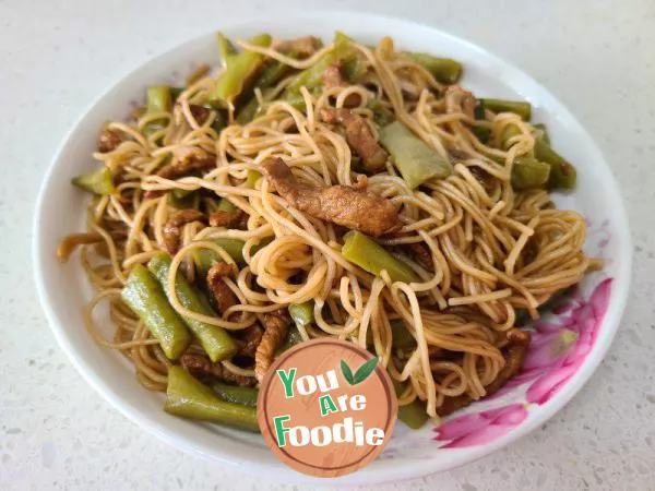 Cowpea, lettuce, dried shredded meat braised noodles