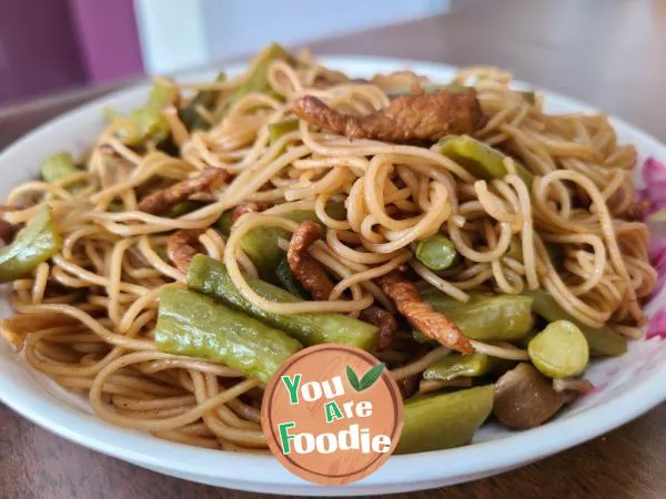 Cowpea, lettuce, dried shredded meat braised noodles