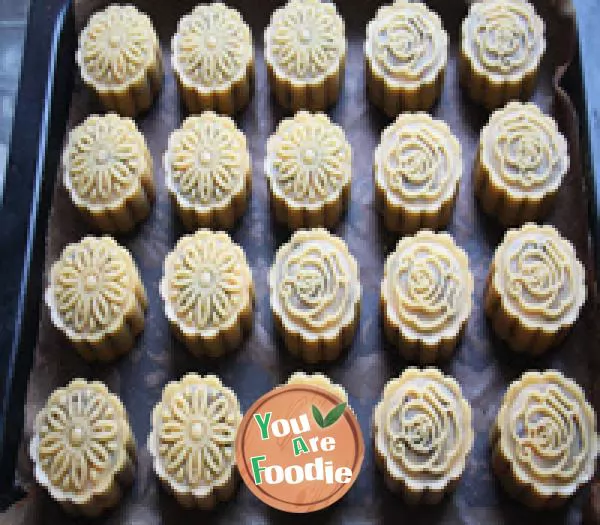 Cantonese five kernel moon cake