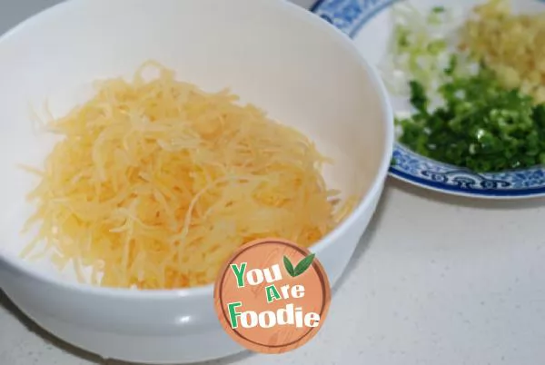 Shredded cucumber in cold sauce