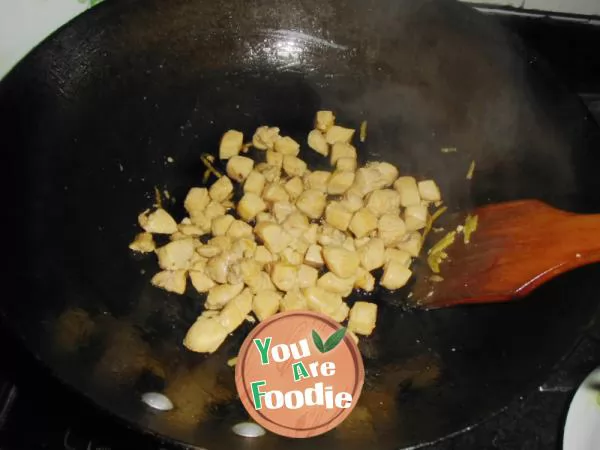 Fried diced chicken with Pleurotus eryngii