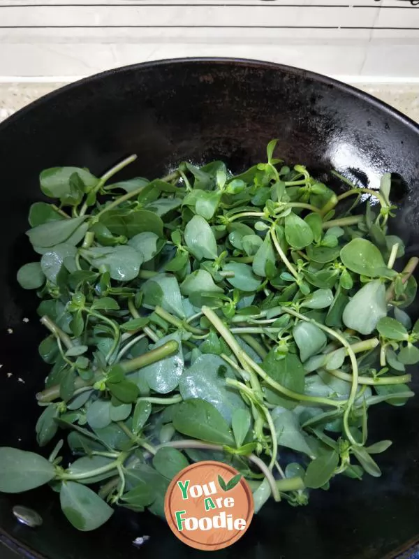 Purslane with minced garlic