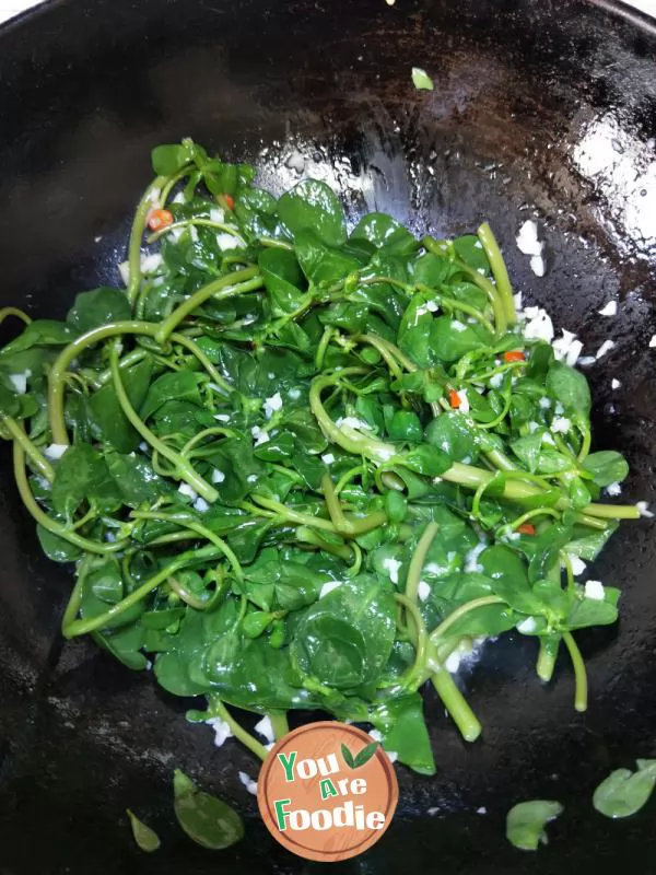 Purslane with minced garlic