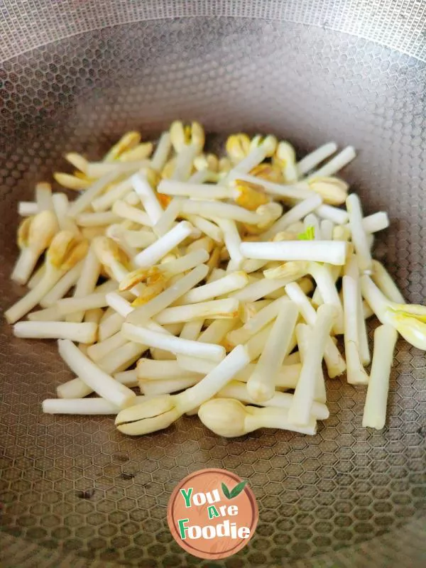 Fried meat with peanut sprouts