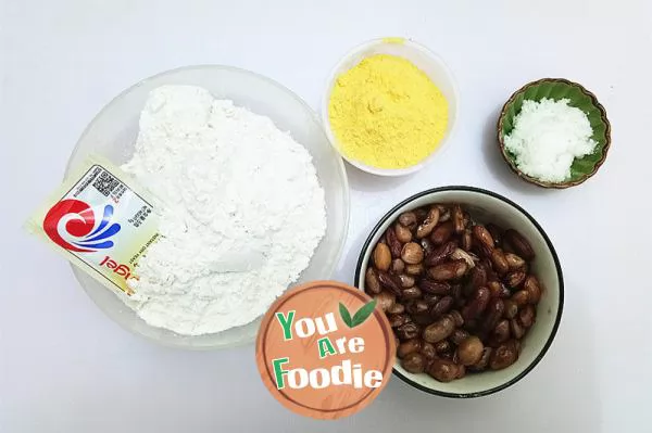 Steamed bun with corn flour and honey beans