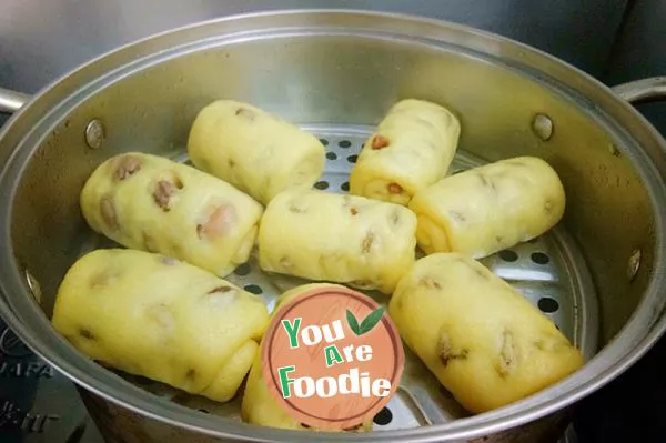 Steamed bun with corn flour and honey beans