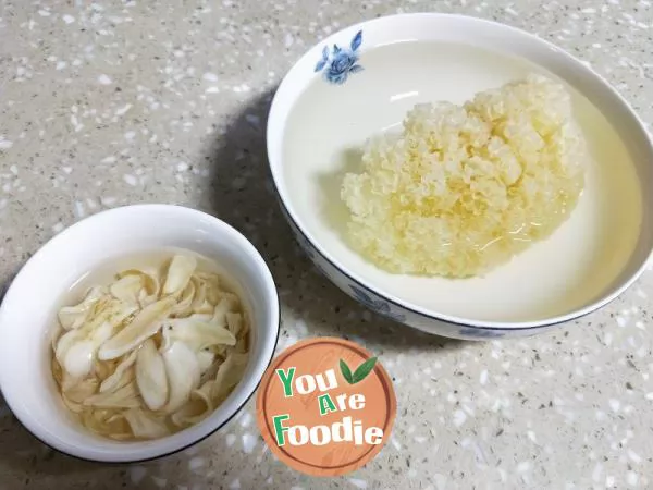 Snow Pear Soup with White Fungus and Lily