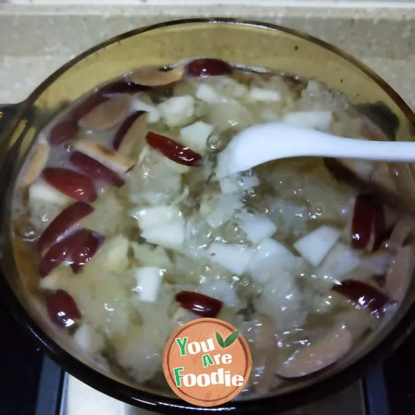 Snow Pear Soup with White Fungus and Lily