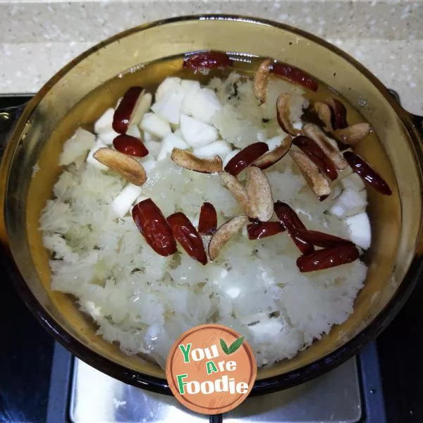 Snow Pear Soup with White Fungus and Lily