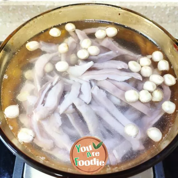 Chicken Soup with Pork Tripe and Lotus Seeds