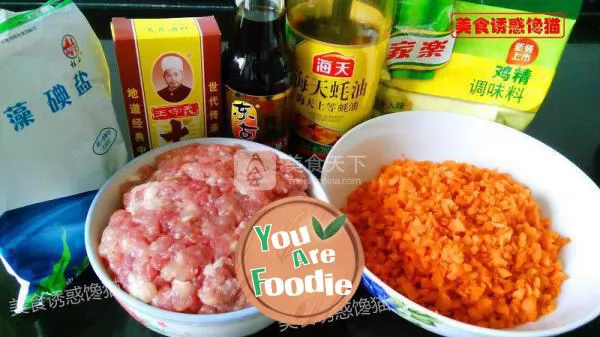 Pork bun with carrot juice