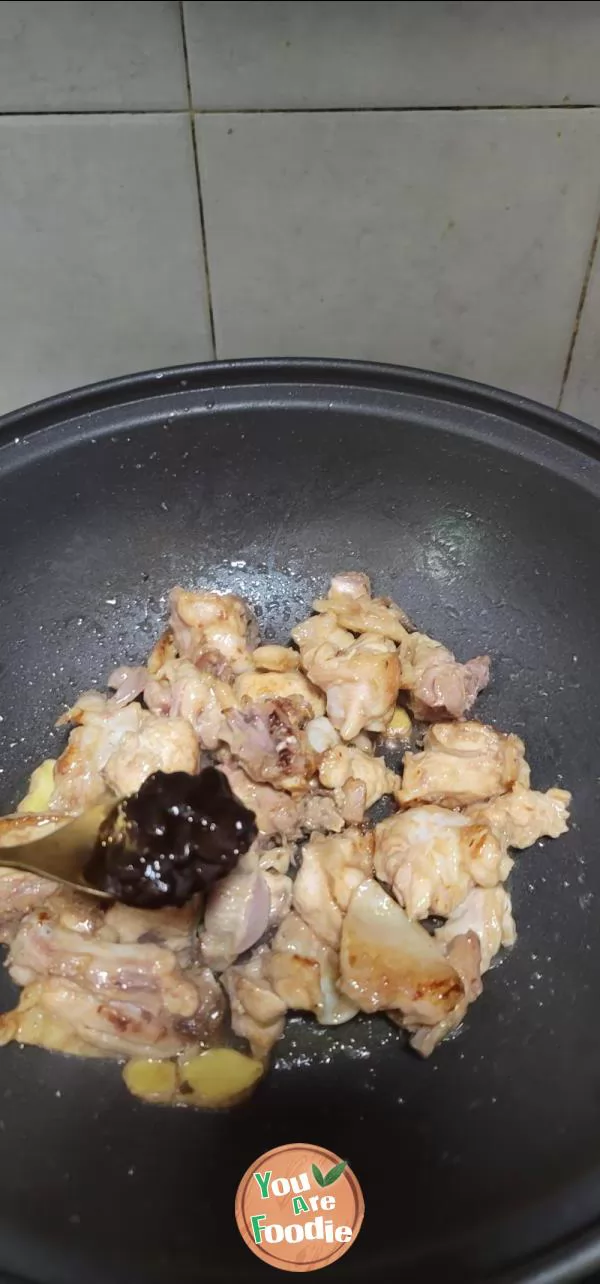 Braised chicken with mushrooms