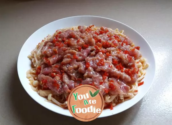 Steamed pork slices with Flammulina velutipes and chopped pepper