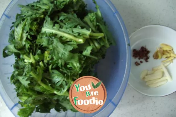 Stir fried Chrysanthemum