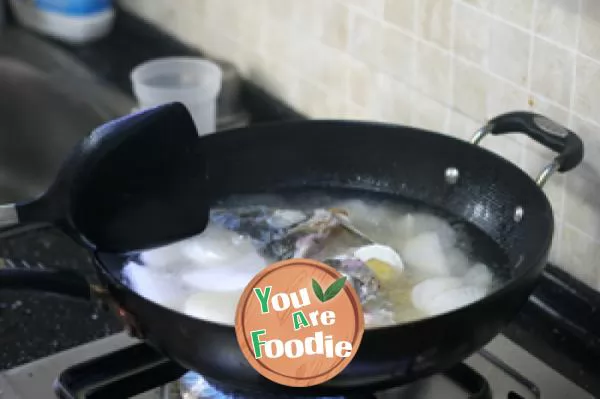 Fish head and radish soup