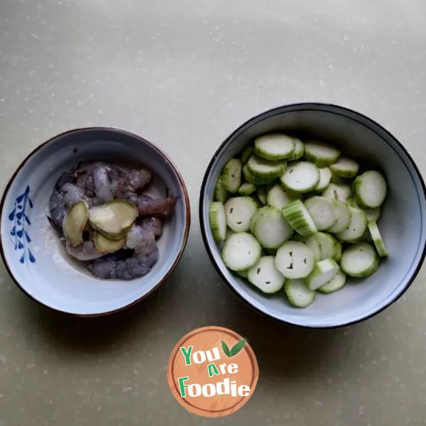 Noodles with shrimp and towel gourd