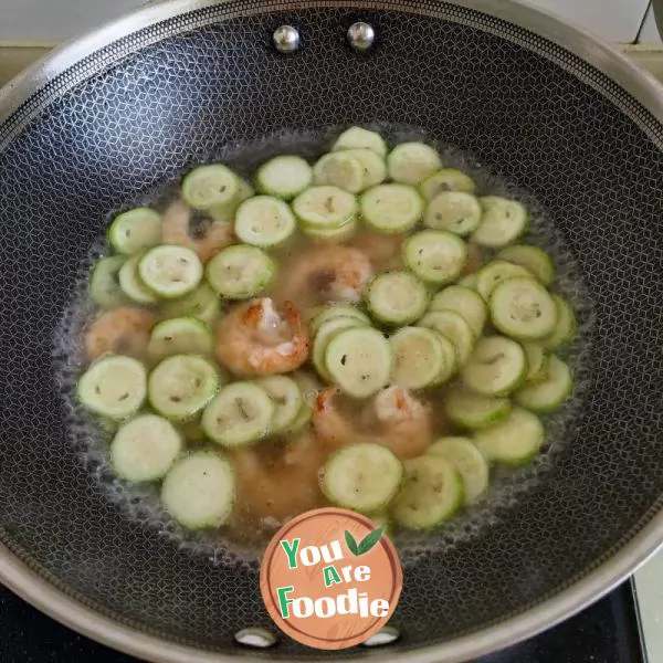 Noodles with shrimp and towel gourd