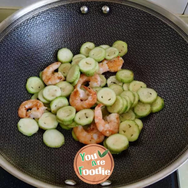 Noodles with shrimp and towel gourd