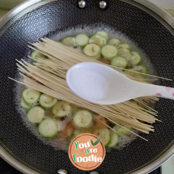 Noodles with shrimp and towel gourd