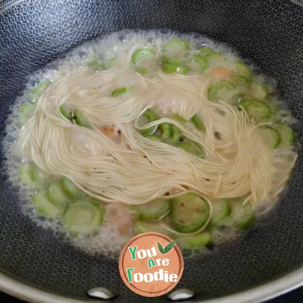 Noodles with shrimp and towel gourd