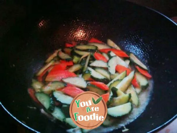 Fried shrimp with carrot and cucumber